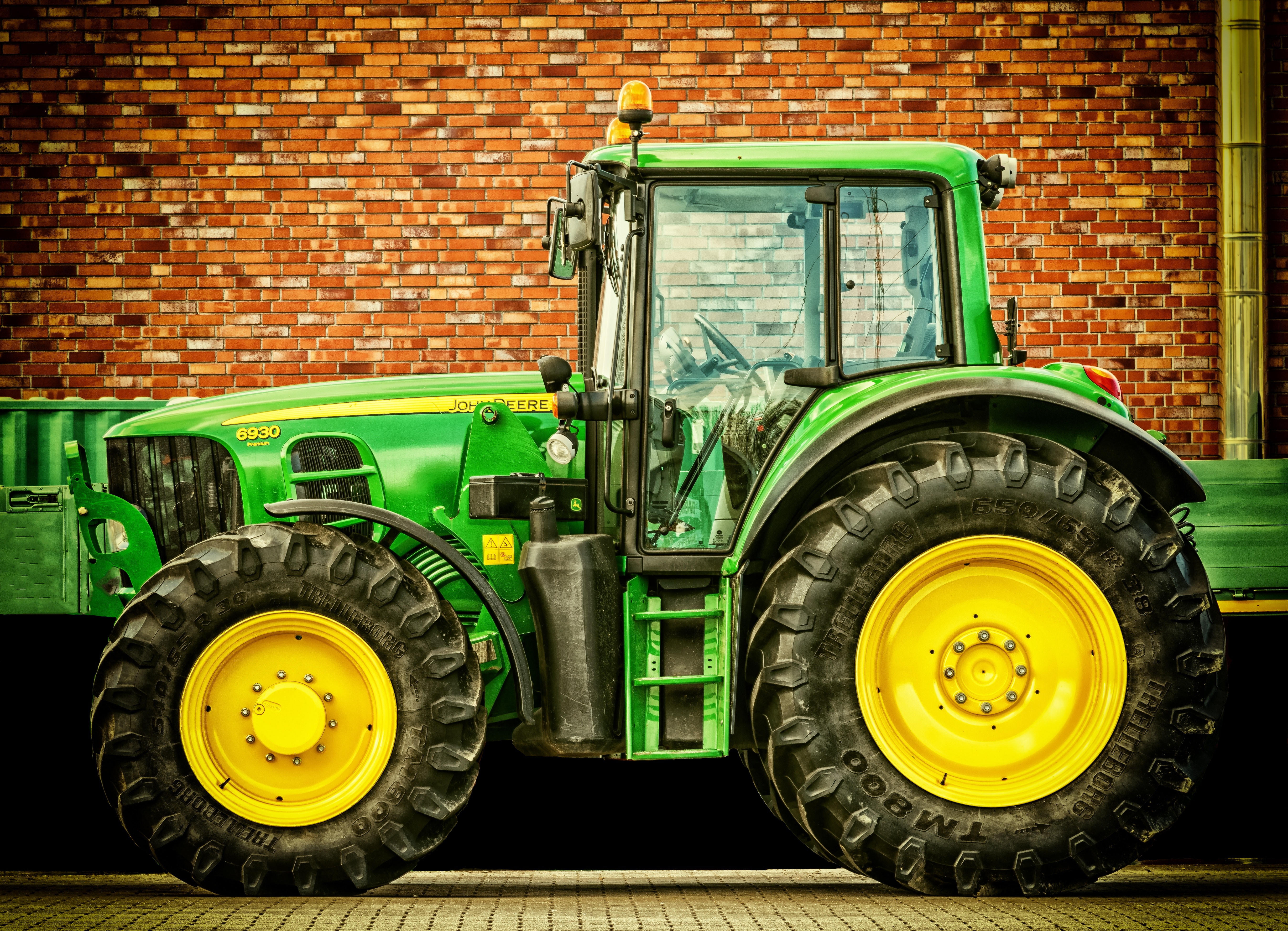 Трактор car. Трактор иномарка джендир. John Deere автомобиль. Джон Дир 6190. John Deere трактор красный.